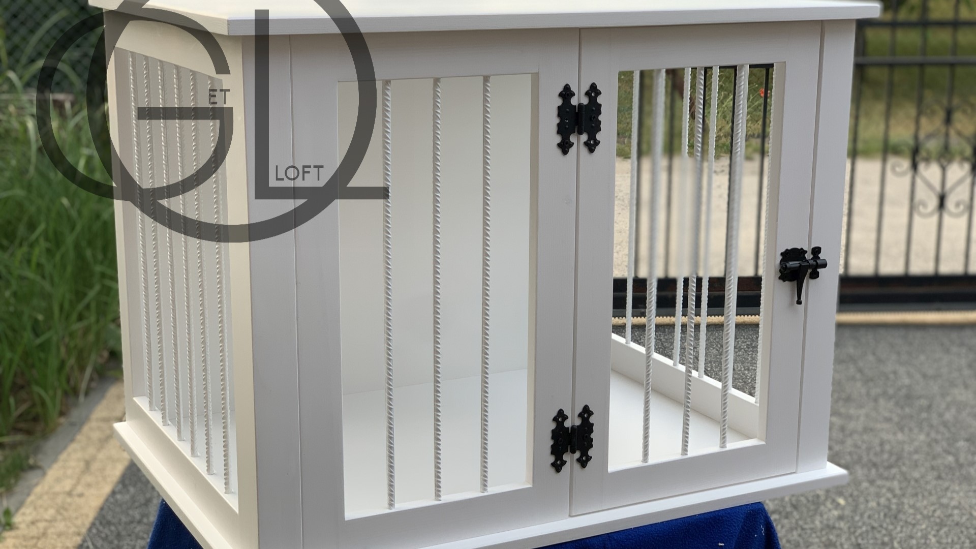 Mała biała drewniana klatka kennelowa